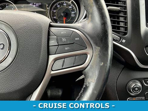 Used 2020 Jeep Cherokee Latitude w/ Cold Weather Group FWD image 12