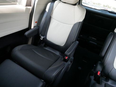 Used 2026 Toyota Sienna Limited FWD image 12