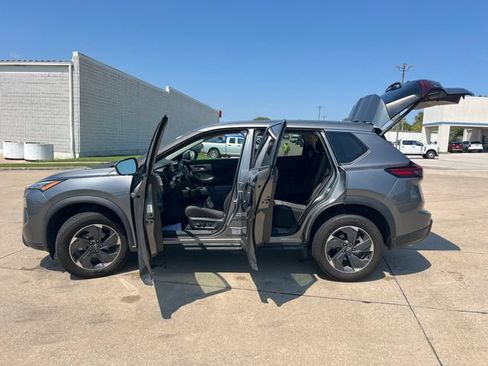 Used 2025 Nissan Rogue SV AWD/4WD image 4