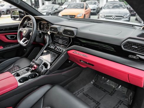 Used 2022 Lamborghini Urus image 10