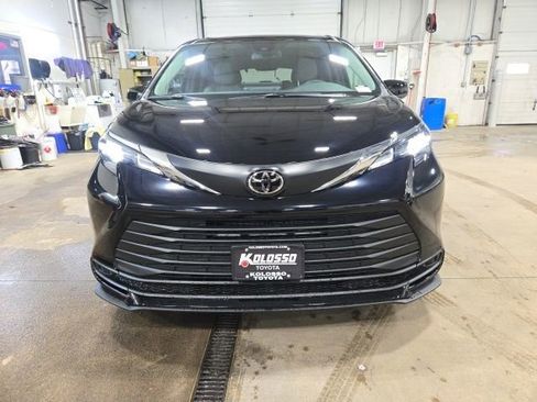 Used 2026 Toyota Sienna LE image 2