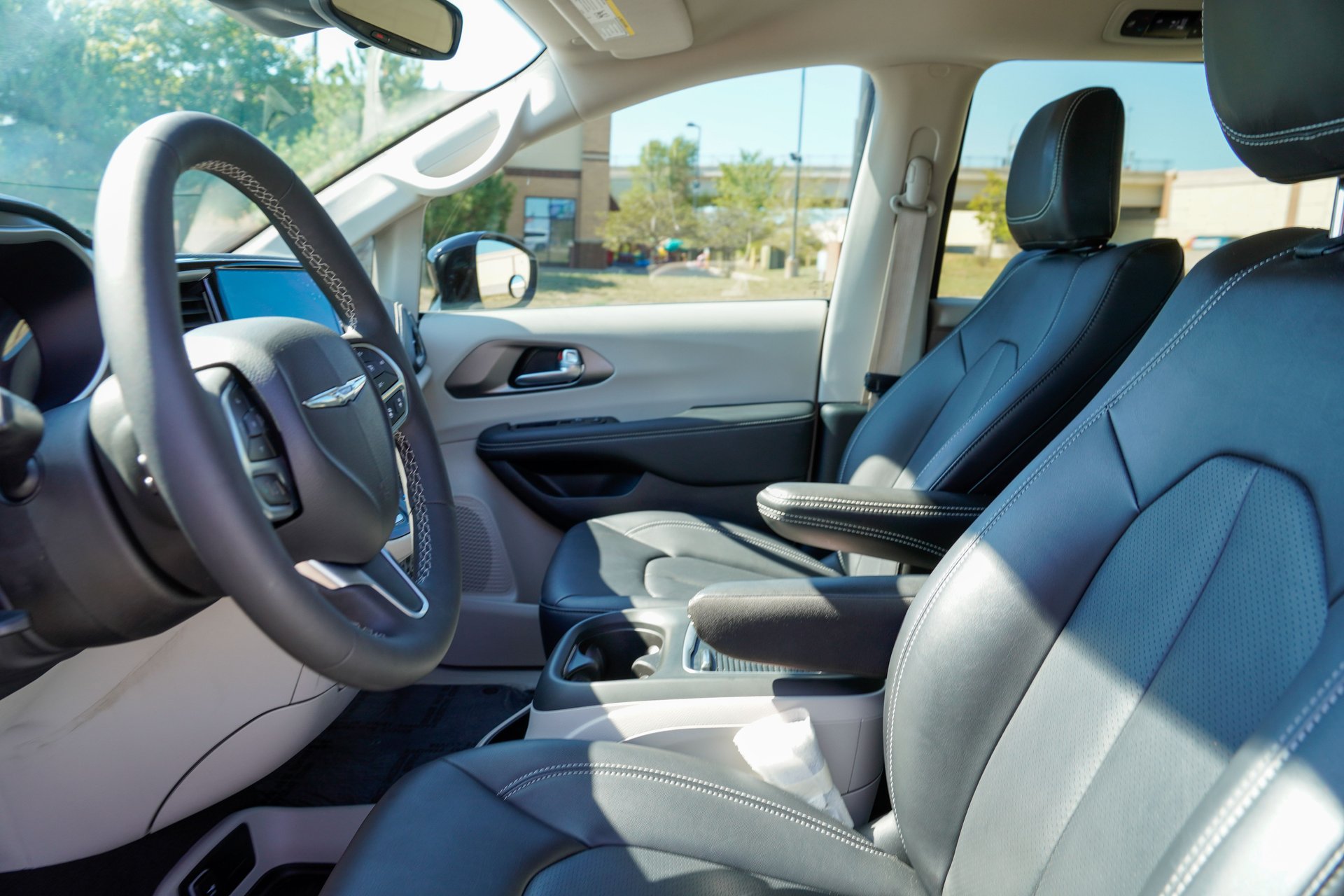 Used 2024 Chrysler Pacifica Limited FWD image 11