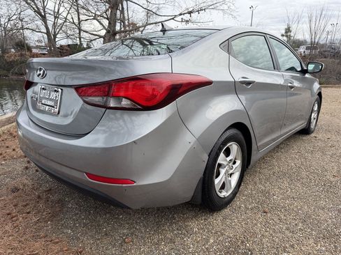 Used 2015 Hyundai Elantra SE image 4
