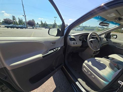 Used 2014 Toyota Sienna LE FWD image 20