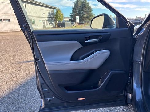 Used 2025 Toyota Highlander XLE image 16