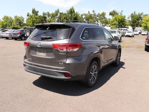 Used 2017 Toyota Highlander XLE AWD/4WD image 5