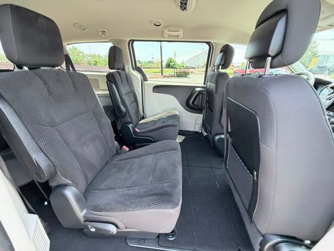Used 2019 Dodge Grand Caravan SE w/ UConnect Hands-Free Group FWD image 22