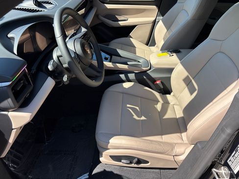 Used 2025 Porsche Macan Electric RWD image 15