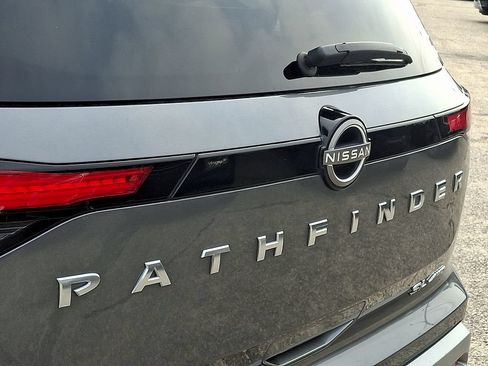 Used 2022 Nissan Pathfinder SL AWD/4WD image 31
