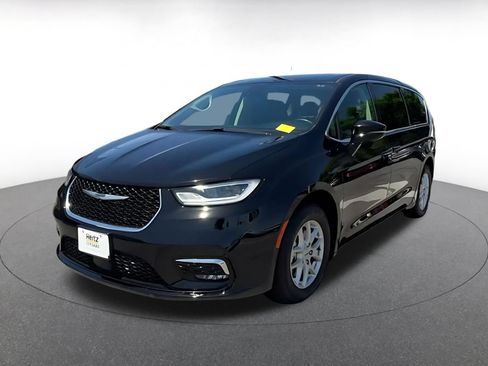 Used 2024 Chrysler Pacifica Touring-L FWD image 7