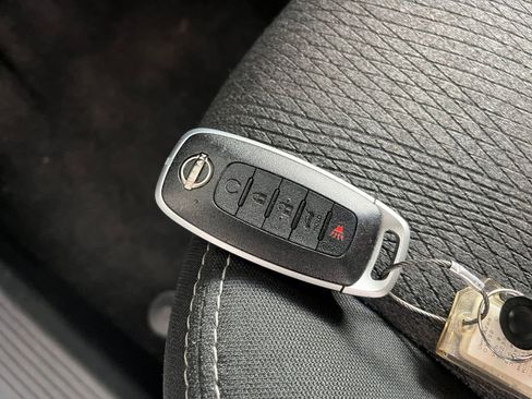 Used 2025 Nissan Rogue SV image 21