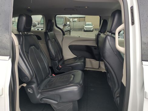 Used 2022 Chrysler Pacifica Touring-L FWD image 31