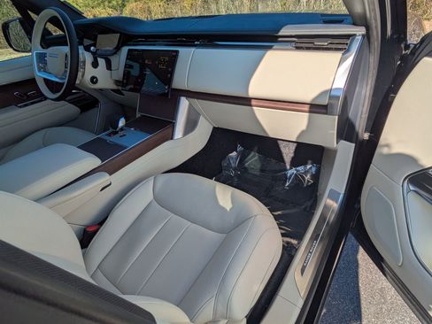 Certified 2025 Land Rover Range Rover SE image 30