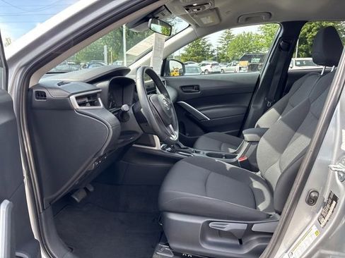 Used 2025 Toyota Corolla Cross LE AWD/4WD image 9