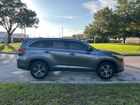 Used 2019 Toyota Highlander LE FWD image 7