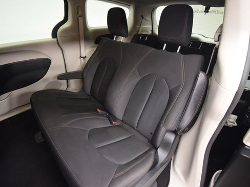 Used 2019 Chrysler Pacifica L FWD image 21