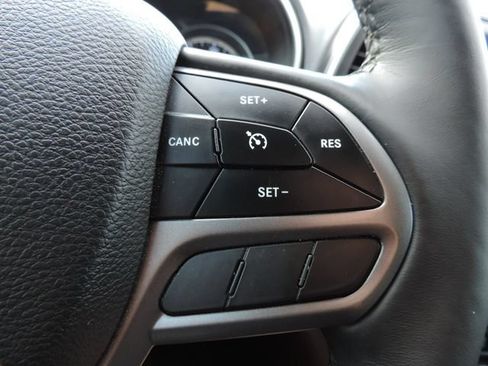Used 2019 Jeep Cherokee Latitude Plus w/ Cold Weather Group FWD image 31