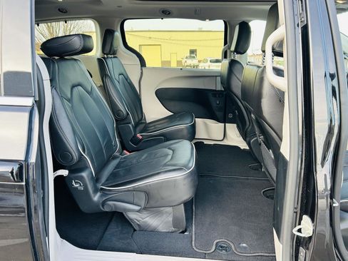 Used 2024 Chrysler Pacifica Limited image 33