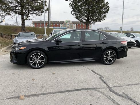 Used 2019 Toyota Camry SE image 3