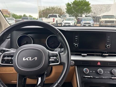 Used 2023 Kia Carnival LX image 11