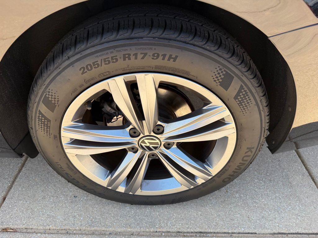 Used 2023 Volkswagen Jetta SE w/ Panoramic Sunroof Package FWD image 26