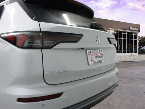 New 2025 Mitsubishi Outlander SE image 4