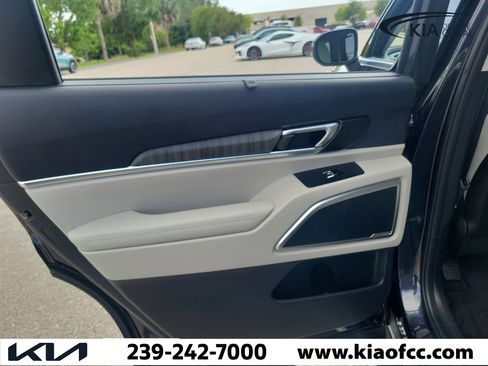 Certified 2025 Kia Telluride EX w/ EX Captain's Chair Package FWD image 11