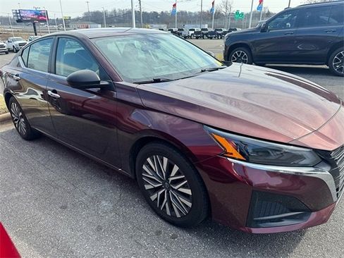 Used 2024 Nissan Altima 2.5 SV image 2