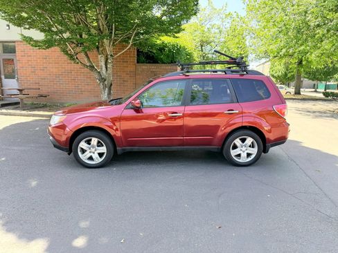 Used 2010 Subaru Forester 2.5X Limited AWD/4WD image 2