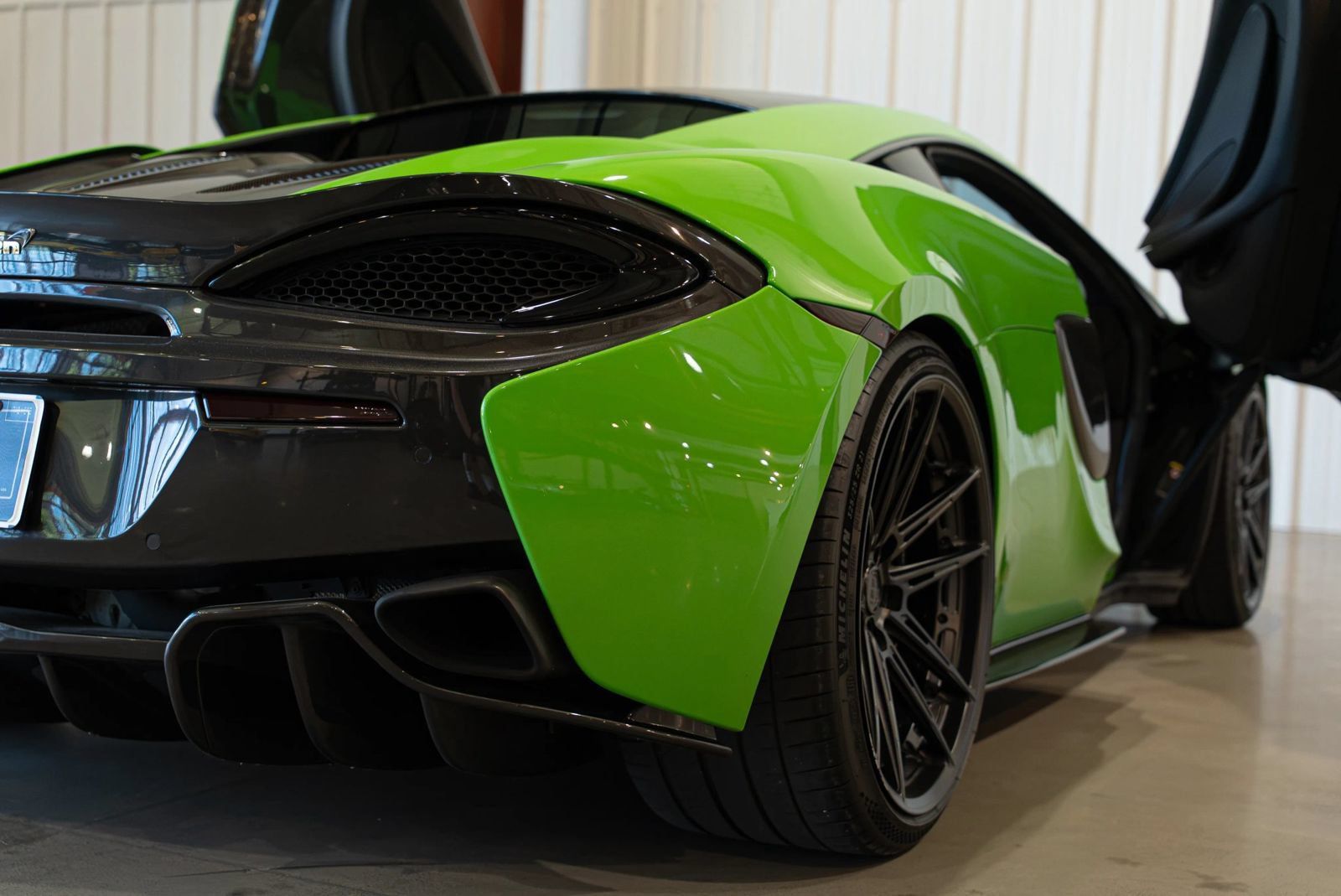 Used 2016 McLaren 570S Coupe RWD image 24