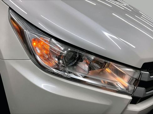Used 2019 Toyota Highlander LE w/ Carpet Mat Package (TMS) FWD image 26
