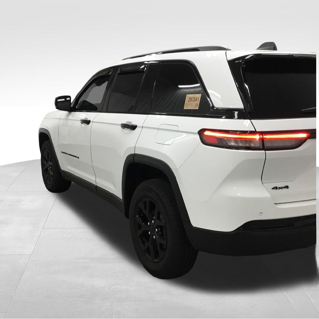 Used 2025 Jeep Grand Cherokee Altitude AWD/4WD image 24