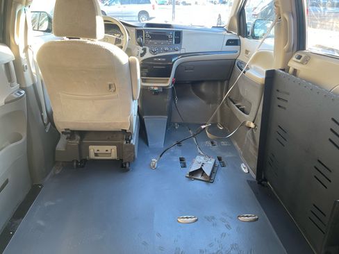 Used 2012 Toyota Sienna LE image 11