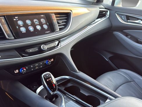 Used 2019 Buick Enclave Essence FWD image 17