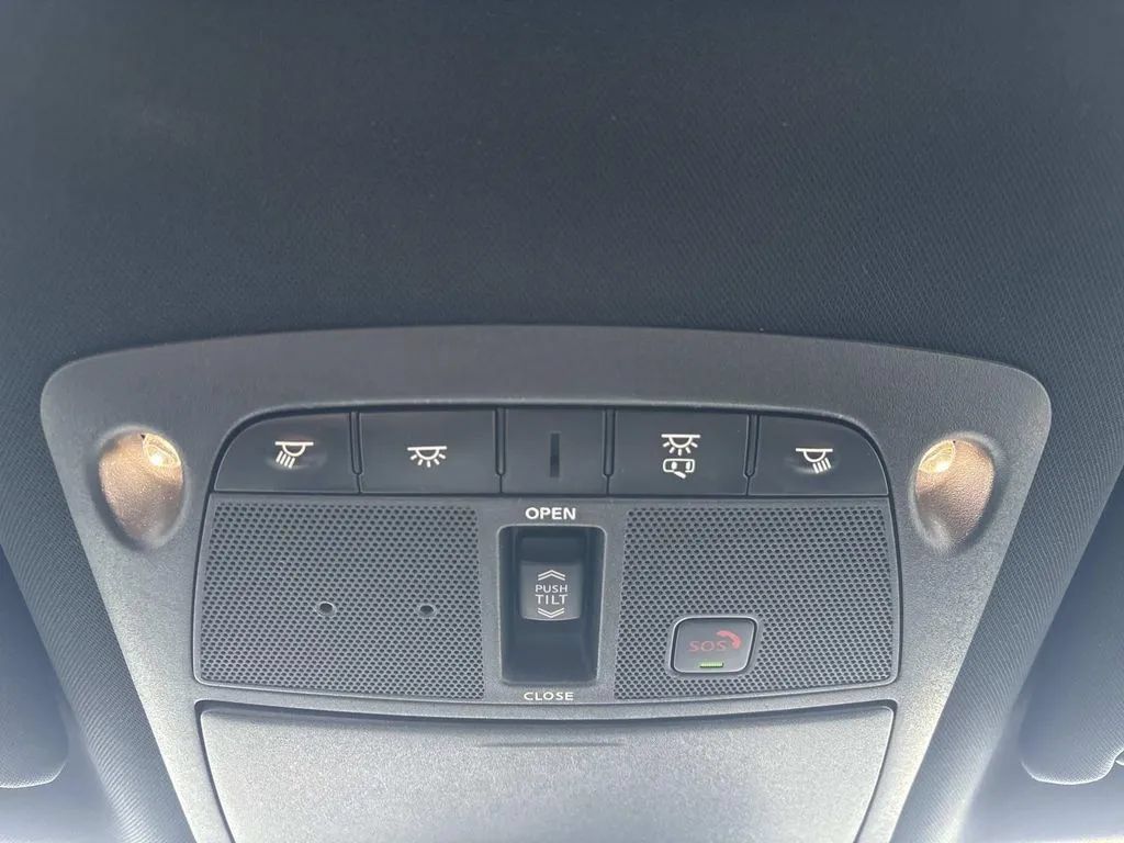 Used 2022 Nissan Maxima SR w/ Sport Mat Group FWD image 16