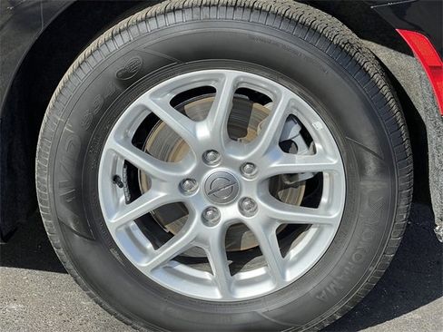 Used 2025 Chrysler Pacifica Select image 8