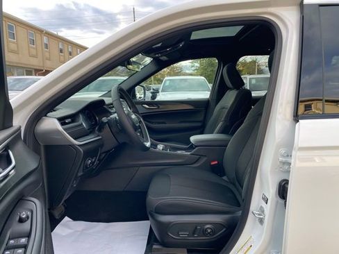 New 2025 Jeep Grand Cherokee Laredo w/ Luxury Tech Group I image 22