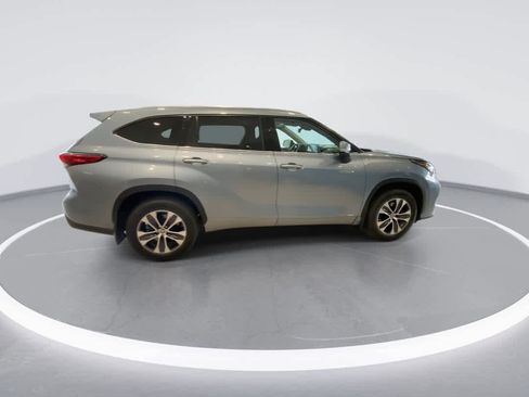 Used 2020 Toyota Highlander XLE image 9