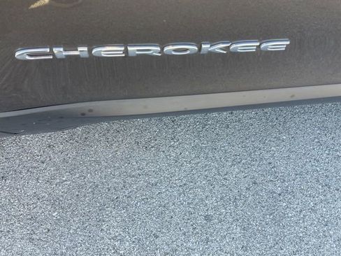 Used 2022 Jeep Cherokee Limited image 5