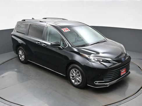 Used 2024 Toyota Sienna XLE FWD image 36