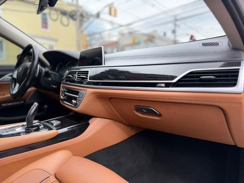 Used 2017 BMW 750i xDrive image 11