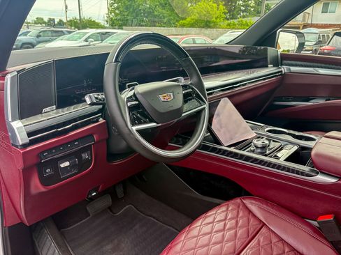 Used 2025 Cadillac Escalade Premium Luxury AWD/4WD image 4