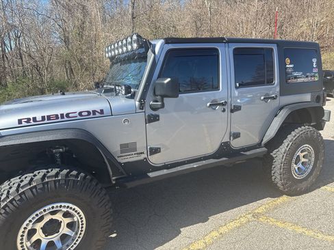 Used 2018 Jeep Wrangler Unlimited Rubicon w/ Cold Weather Group image 9