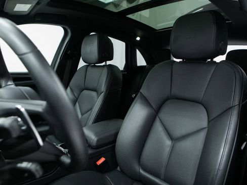 Certified 2025 Porsche Macan image 5