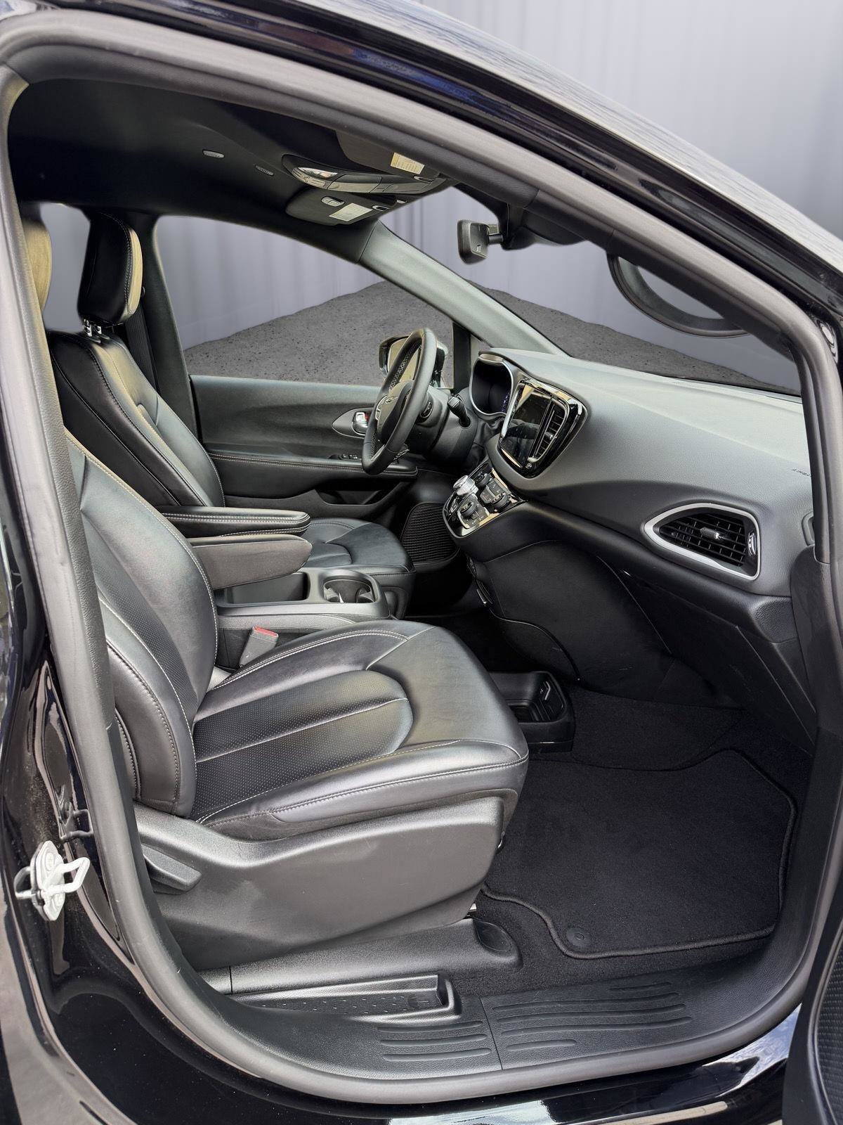 Used 2025 Chrysler Pacifica Select FWD image 26