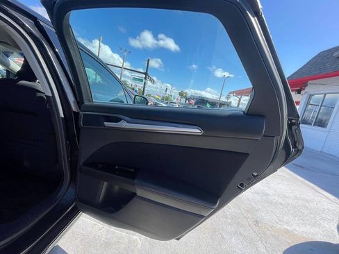 Used 2014 Ford Fusion SE FWD image 12