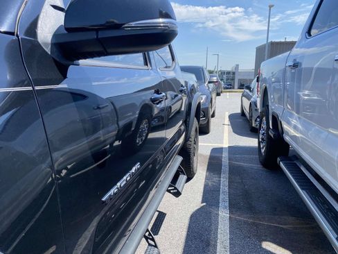 Used 2021 Toyota Tacoma TRD Off-Road AWD/4WD image 4