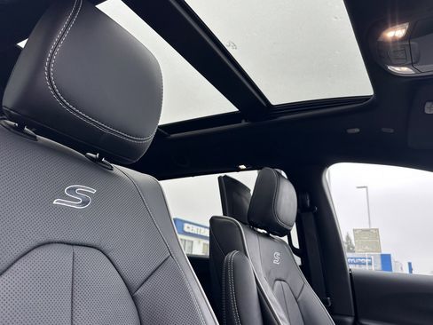 New 2026 Chrysler Pacifica Limited w/ Uconnect Theater Family Group image 19