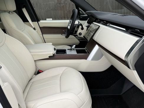 New 2025 Land Rover Range Rover SE image 12