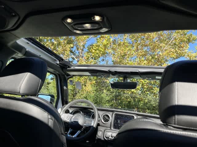 Used 2023 Jeep Wrangler Unlimited Sahara AWD/4WD image 20